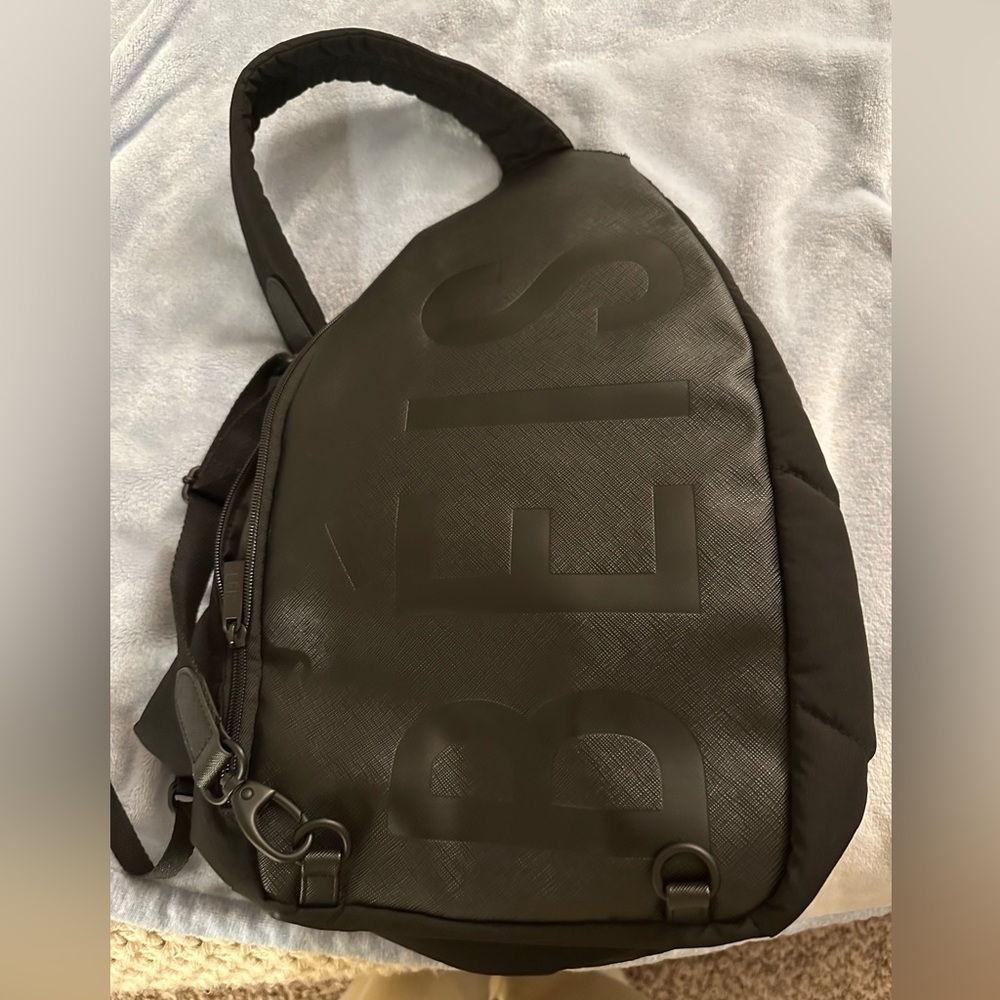 Like new. Used a few times. BÉIS sling